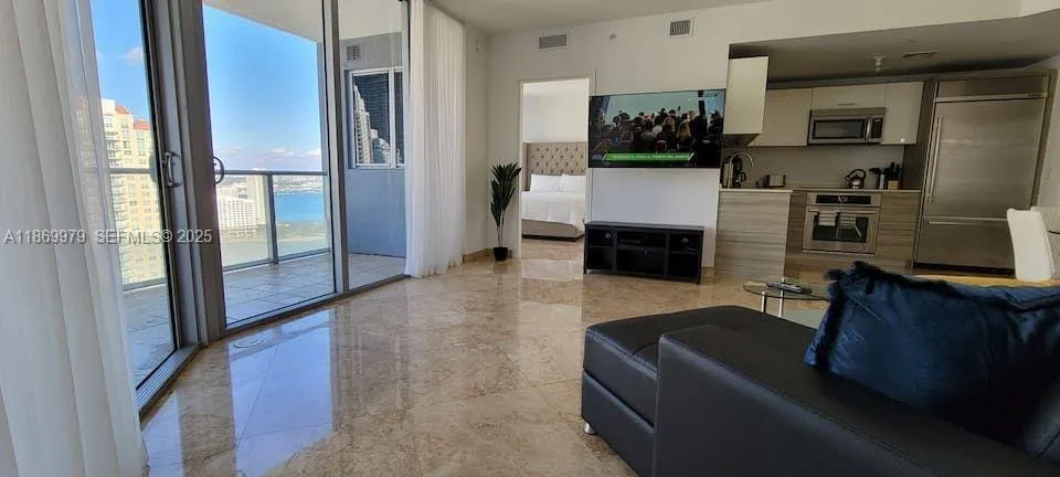Foto de propiedad en 1300 Brickell Bay Drive 3007, Miami, FL 33131 Miami con MLS# 