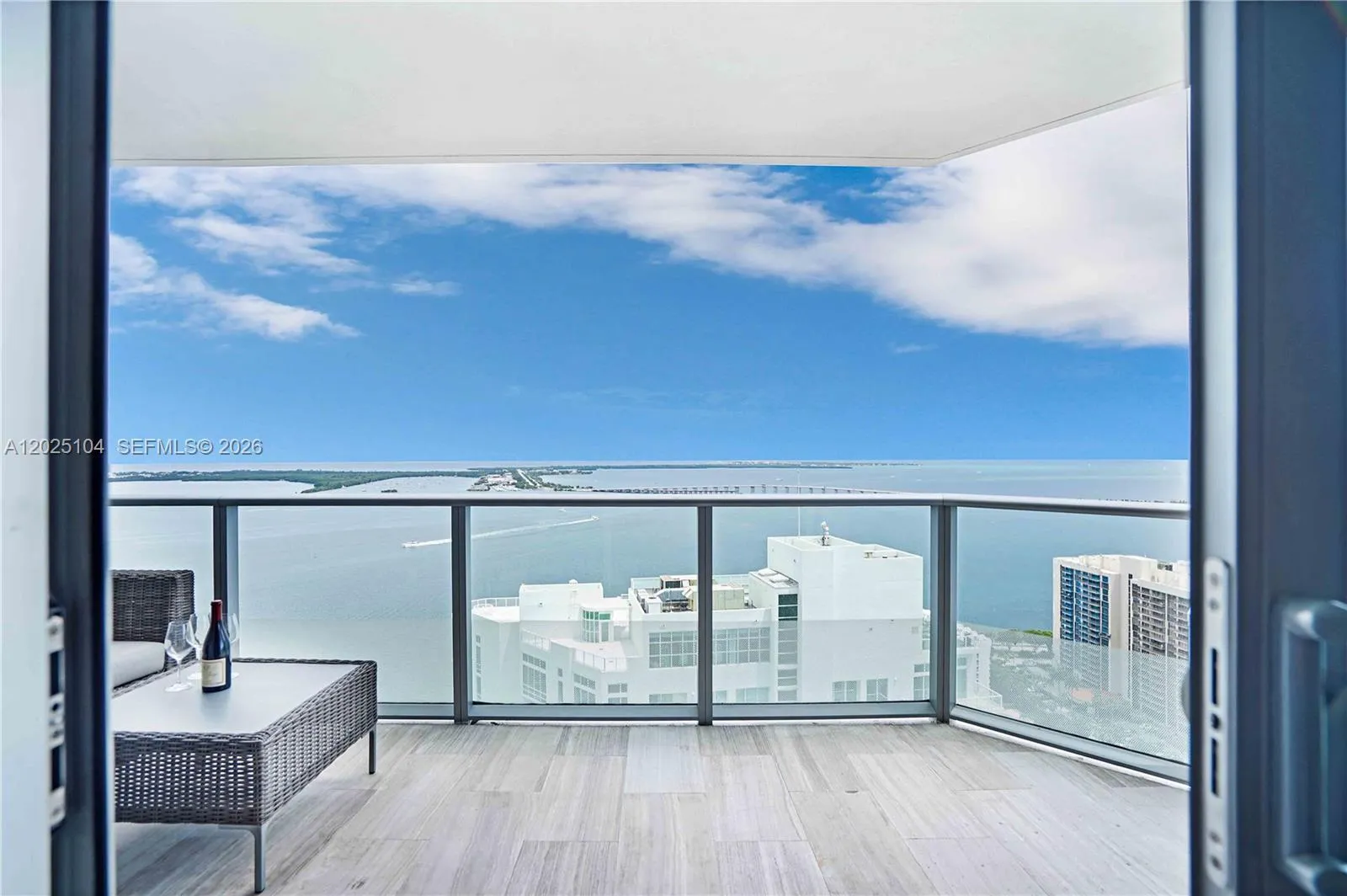 Foto de propiedad en 1300 Brickell Bay Drive 3402, Miami, FL 33131 Miami con MLS#