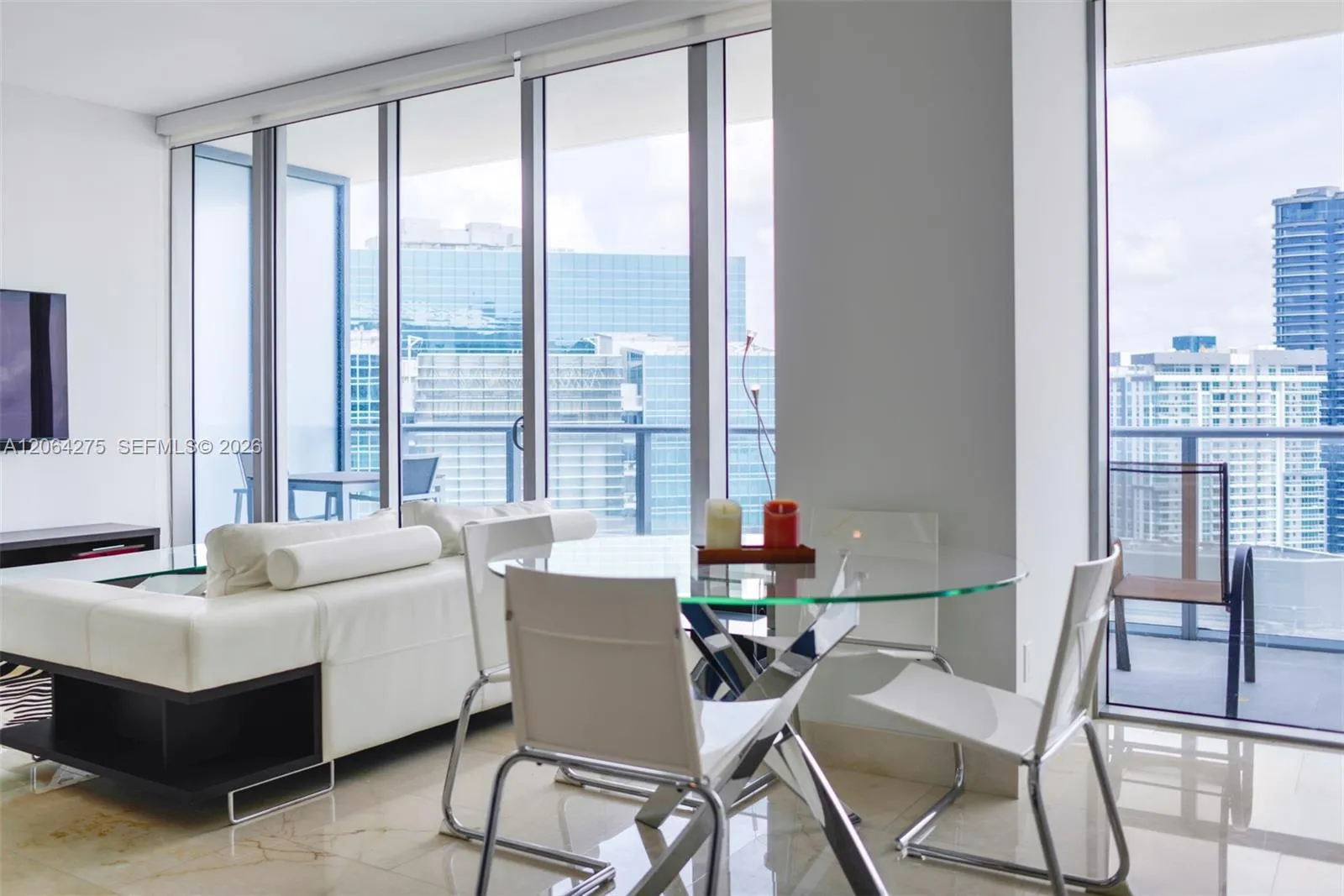 Foto de propiedad en 1300 Brickell Bay Drive 4300, Miami, FL 33131 Miami con MLS#