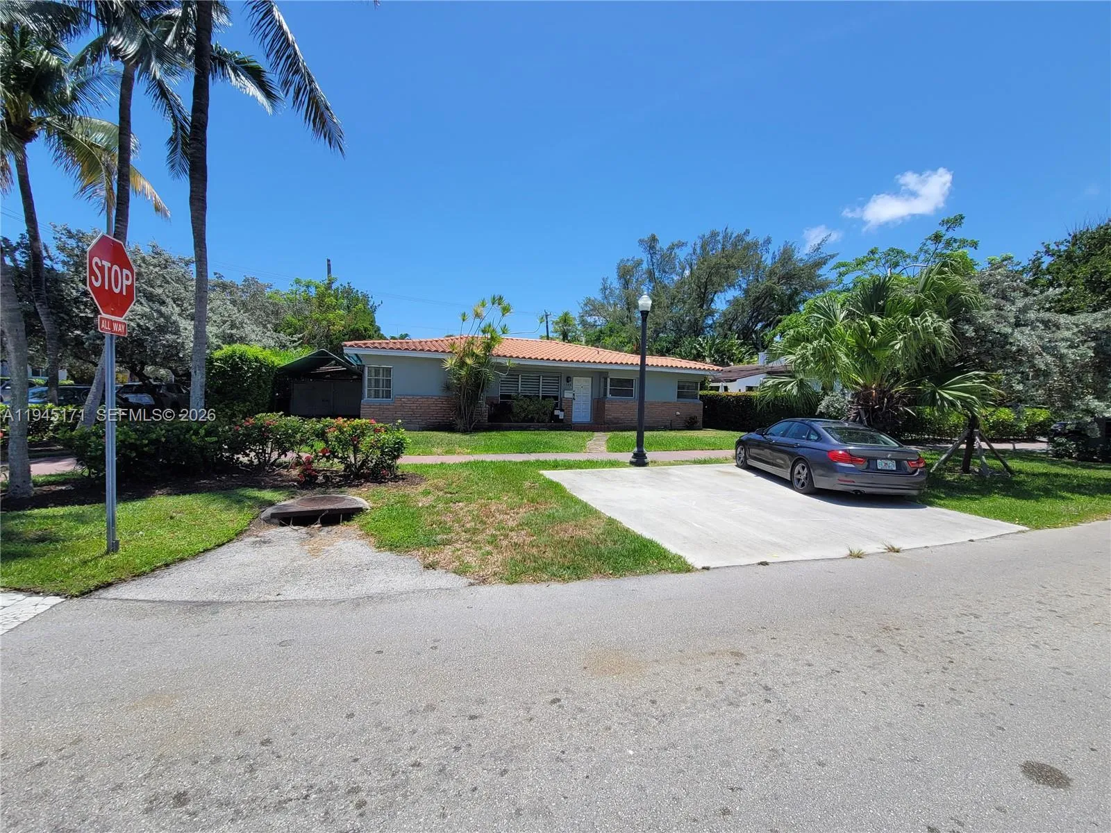 Foto de propiedad en 1300 Marseille Drive, Miami Beach, FL 33141 Miami Beach con MLS# 