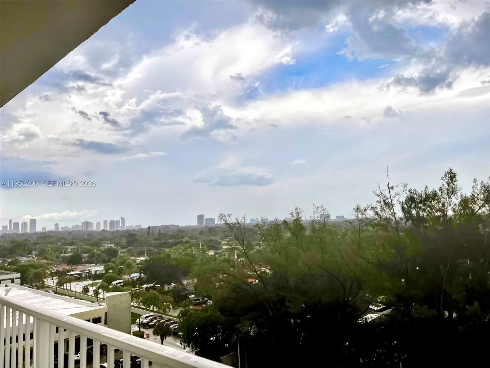 Foto de propiedad en 1300 NE Miami Gardens Drive 1001E, Miami, FL 33179 Miami con MLS# 