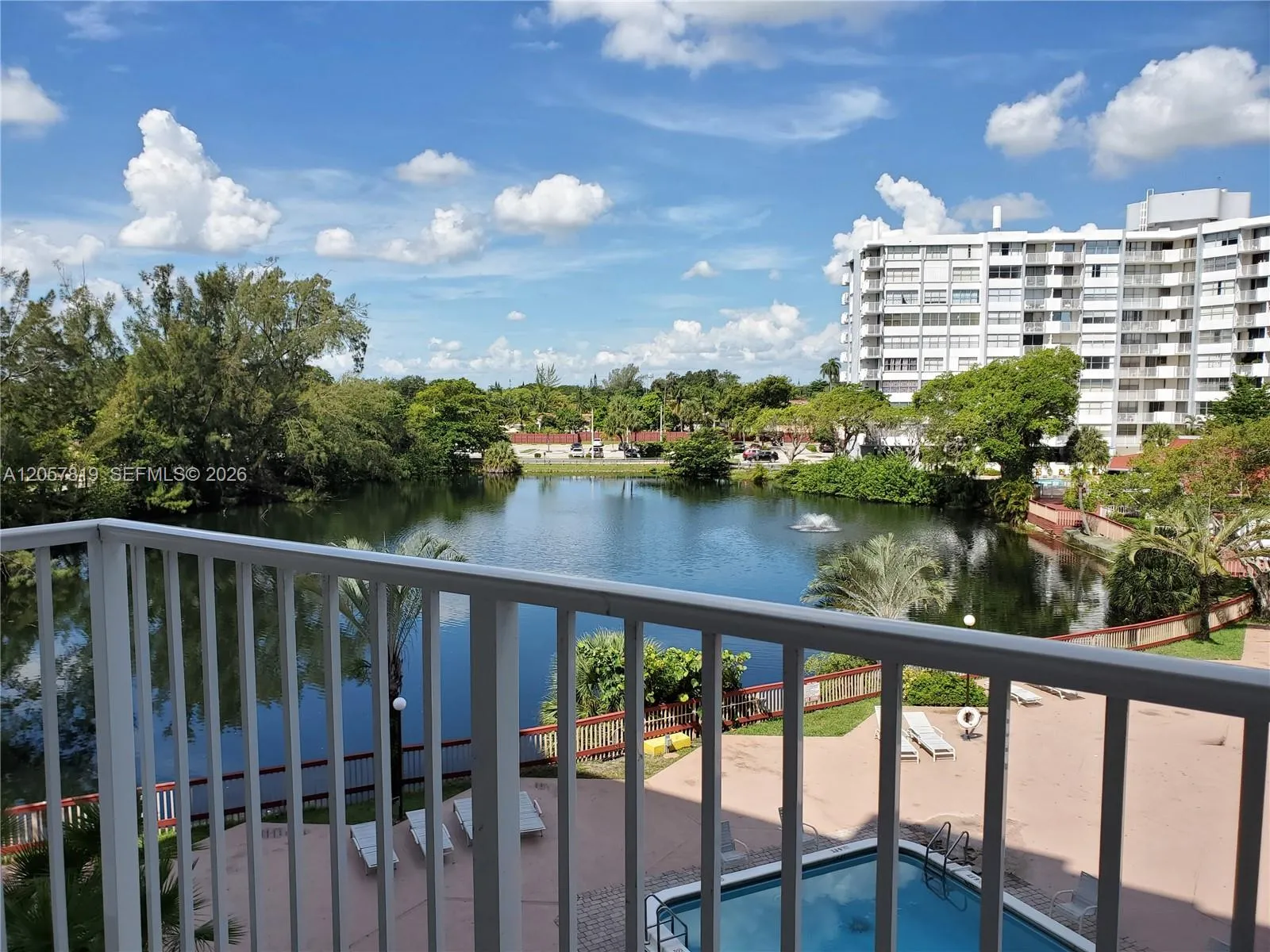 Foto de propiedad en 1300 NE Miami Gardens Drive 419E, Miami, FL 33179 Miami con MLS# 