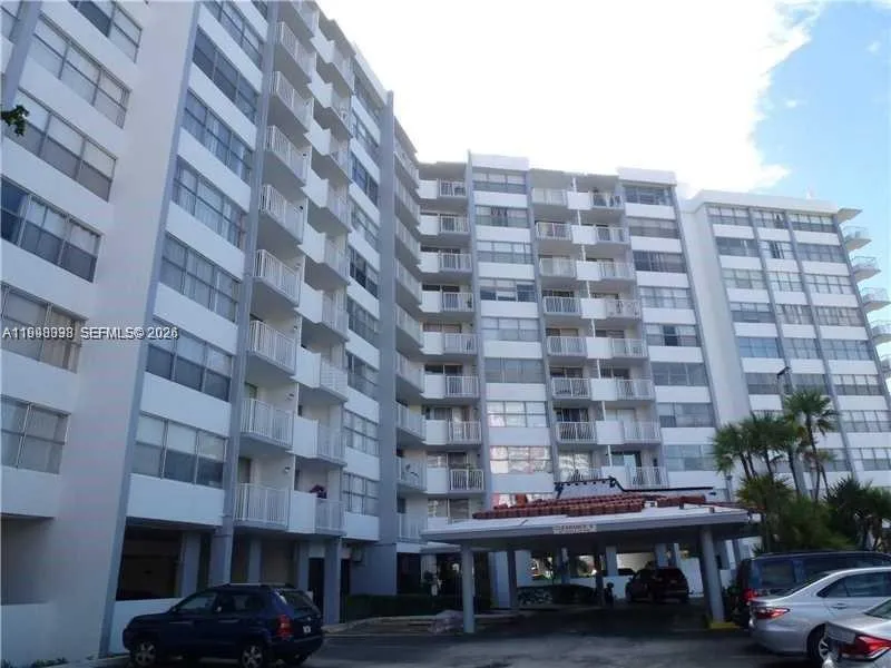 Foto de propiedad en 1300 NE Miami Gardens Drive 616E, Miami, FL 33179 Miami con MLS# 