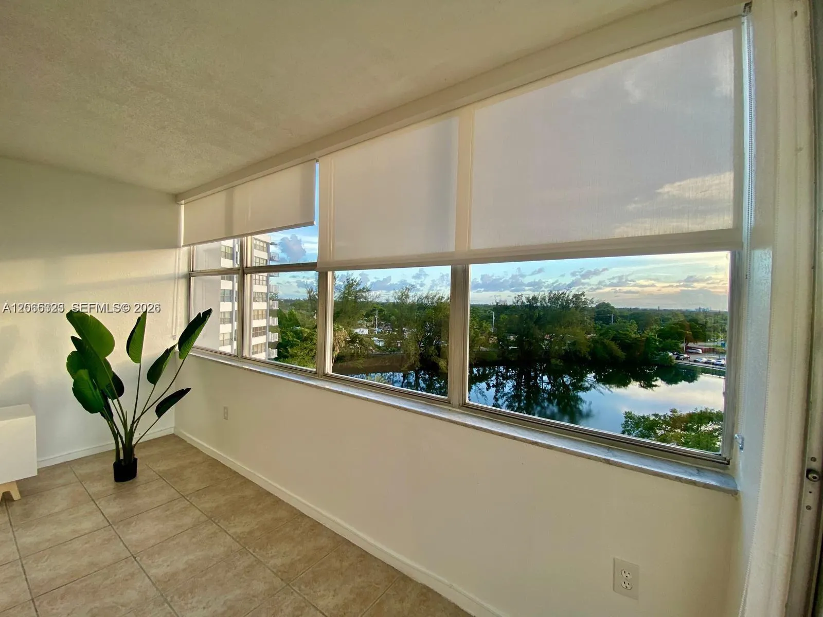 Foto de propiedad en 1300 NE Miami Gardens Drive 713E, Miami, FL 33179 Miami con MLS# 