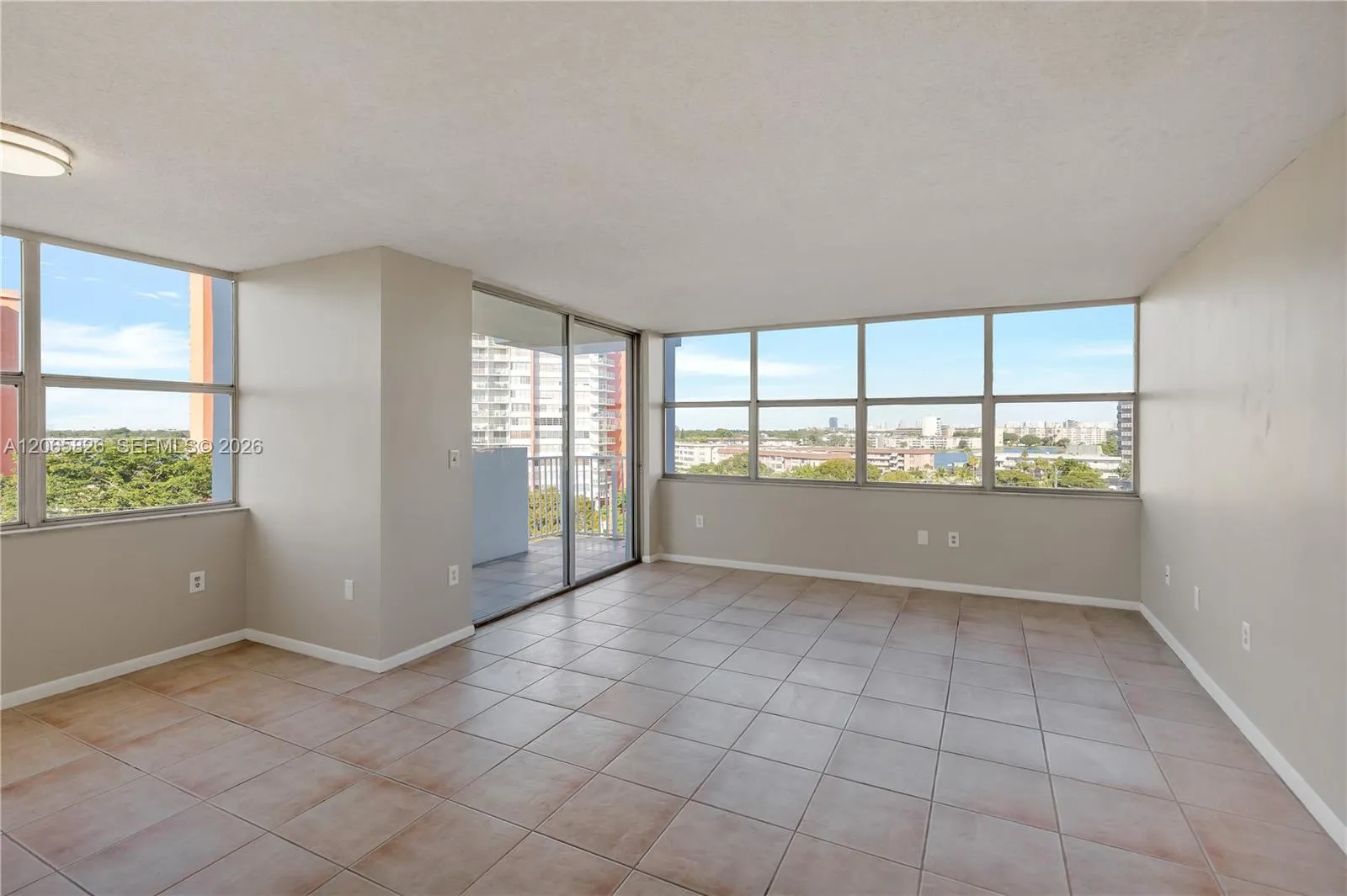Foto de propiedad en 1300 NE Miami Gardens Drive 714E, Miami, FL 33179 Miami con MLS# 
