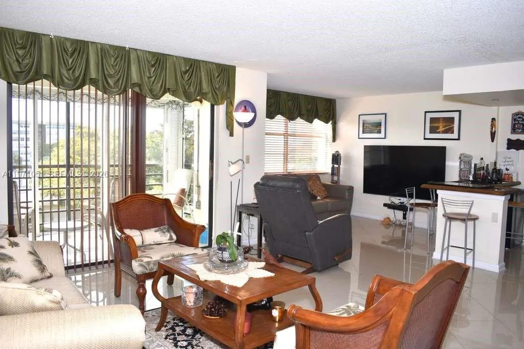 Foto de propiedad en 1300 Saint Charles Place 617, Pembroke Pines, FL 33026 Pembroke Pines con MLS# 
