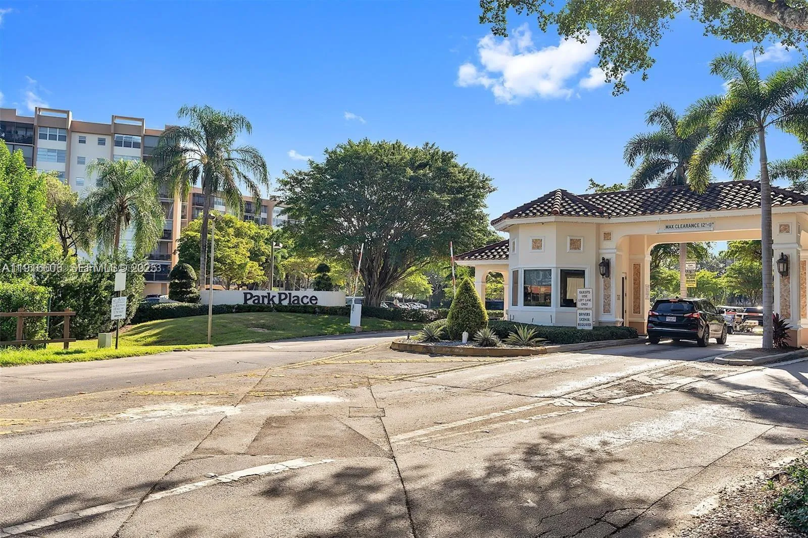 Foto de propiedad en 1300 Saint Charles Place L12, Pembroke Pines, FL 33026 Pembroke Pines con MLS# 