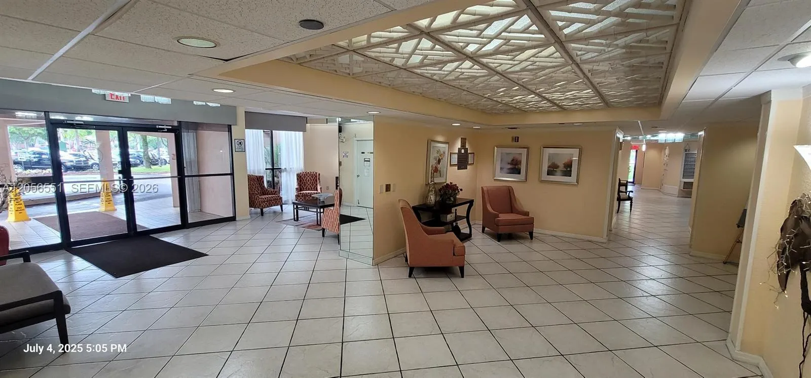Foto de propiedad en 1300 Saint Charles Place L19, Pembroke Pines, FL 33026 Pembroke Pines con MLS# 