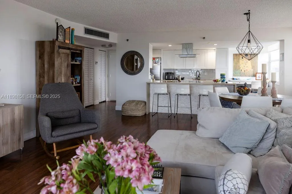 Foto de propiedad en 1300 Saint Charles Place PH12, Pembroke Pines, FL 33026 Pembroke Pines con MLS# 