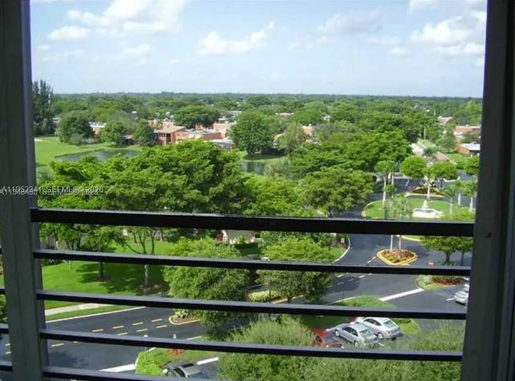 Foto de propiedad en 1300 Saint Charles Place PH15, Pembroke Pines, FL 33026 Pembroke Pines con MLS# 