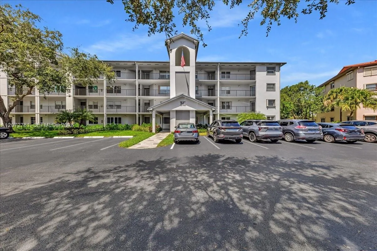 Foto de propiedad en 1300 SW 125th Avenue 114K, Pembroke Pines, FL 33027 Pembroke Pines con MLS# 