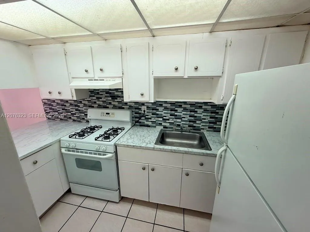 En Renta 1300 W 47th Place 216A, Hialeah, FL 33012, Hialeah, FL 33012