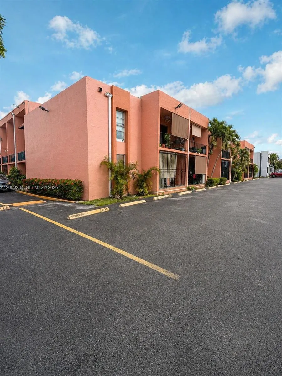 Foto de propiedad en 1300 W 47th Place 218A, Hialeah, FL 33012 Hialeah con MLS# 