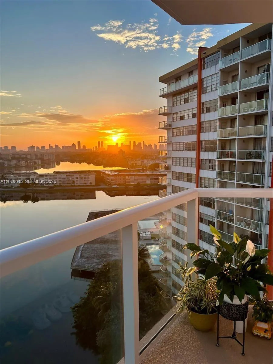 Foto de propiedad en 1301 NE Miami Gardens Drive 1406W, Miami, FL 33179 Miami con MLS# 
