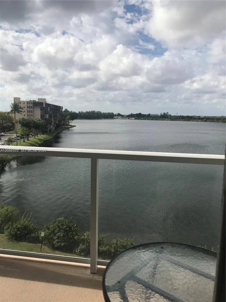 Foto de propiedad en 1301 NE Miami Gardens Drive 524W, Miami, FL 33179 Miami con MLS# 