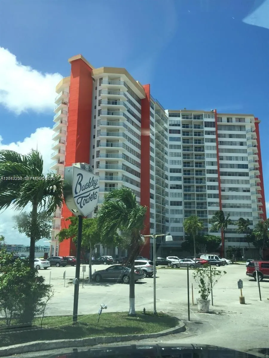 Foto de propiedad en 1301 NE Miami Gardens Drive 701W, Miami, FL 33179 Miami con MLS# 