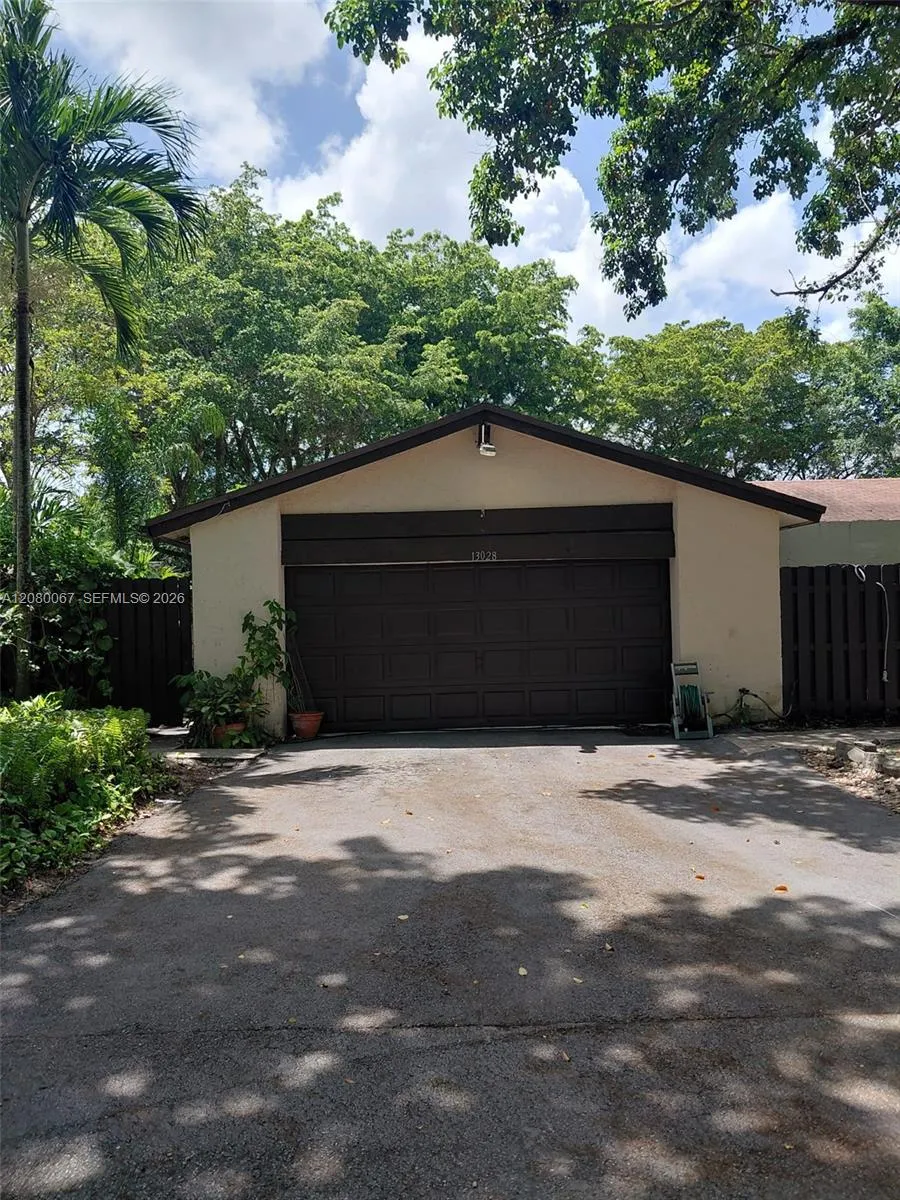 Foto de propiedad en 13028 SW 108th Street 13028, Miami, FL 33186 Miami con MLS# 