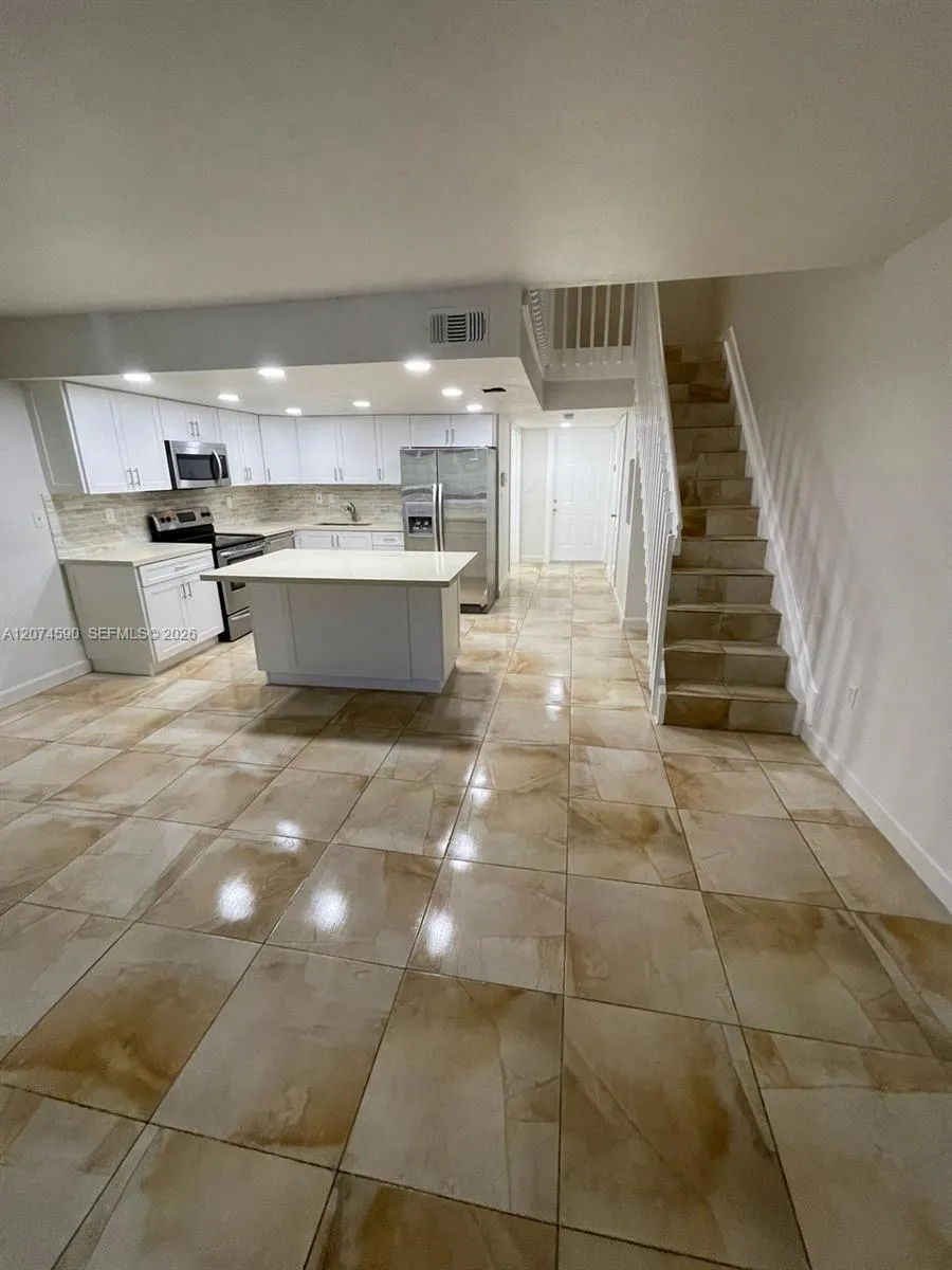 Foto de propiedad en 13037 SW 88th Lane 204A, Miami, FL 33186 Miami con MLS# 