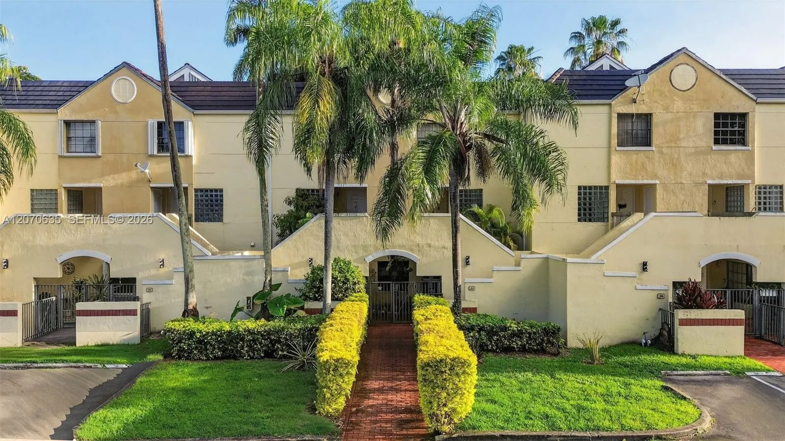 Foto de propiedad en 13045 SW 88th Lane 104A, Miami, FL 33186 Miami con MLS# 