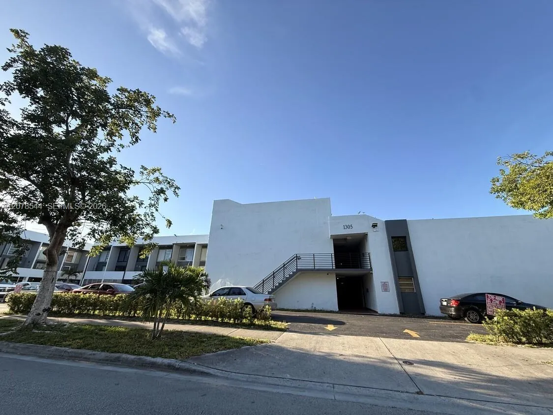 En Venta 1305 W 46th Street 108, Hialeah, FL 33012, Hialeah, FL 33012