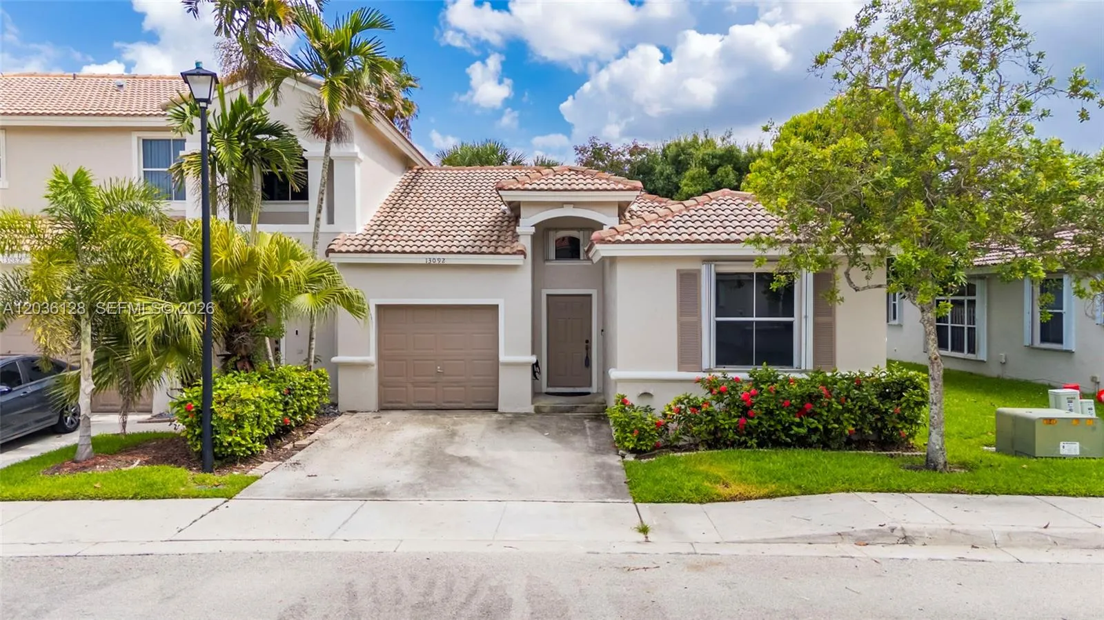 Foto de propiedad en 13092 NW 8th Street, Pembroke Pines, FL 33028 Pembroke Pines con MLS# 