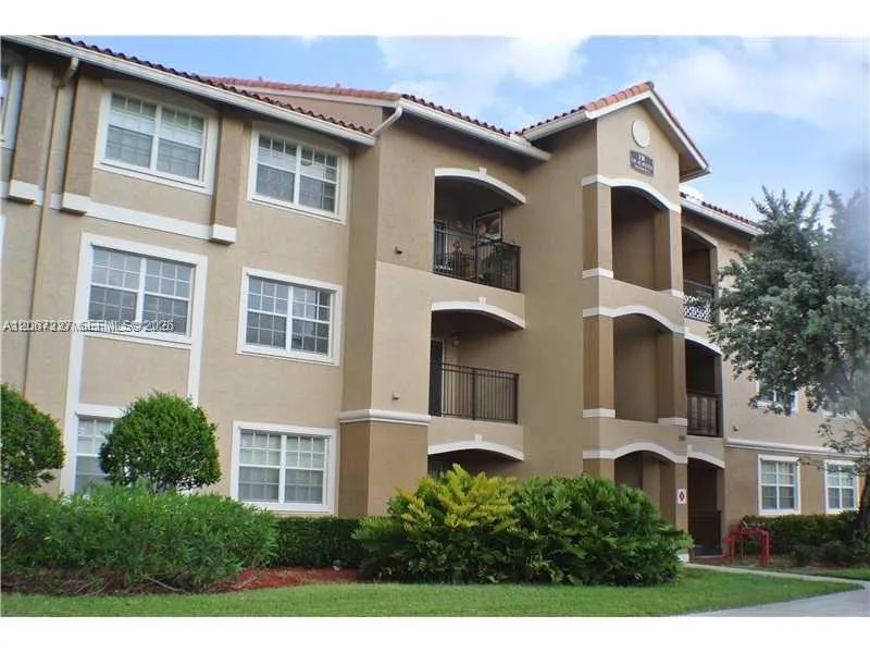 Foto de propiedad en 131 SW 117th Avenue 8205, Pembroke Pines, FL 33025 Pembroke Pines con MLS# 