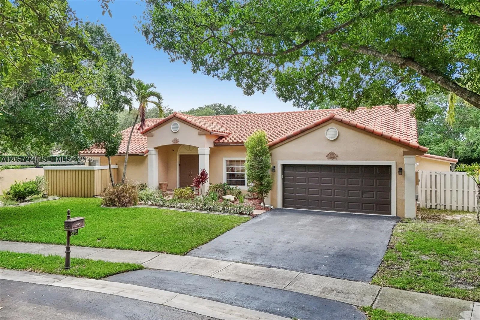 Foto de propiedad en 13100 NW 11th Drive, Sunrise, FL 33323 Sunrise con MLS# 