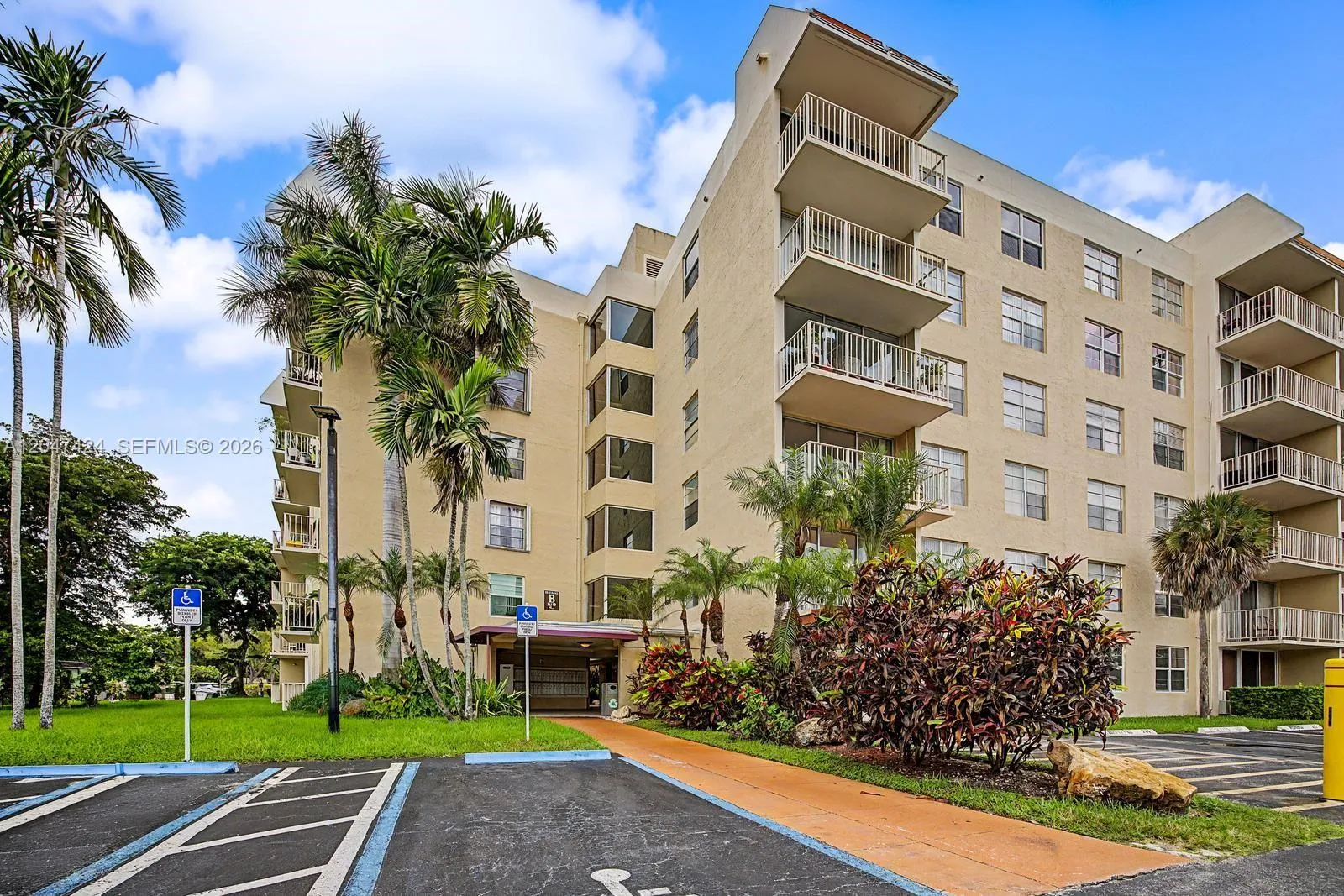 Foto de propiedad en 13120 SW 92nd Avenue B-207, Miami, FL 33176 Miami con MLS# 