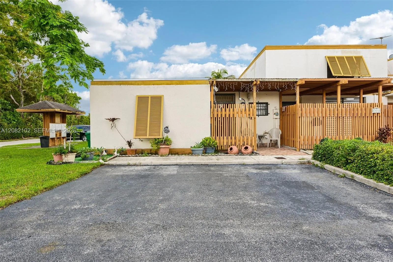 Foto de propiedad en 13130 SW 15th Lane, Miami, FL 33184 Miami con MLS# 