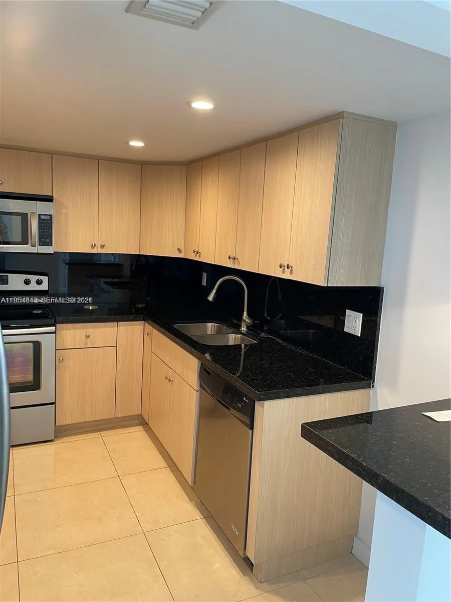 Foto de propiedad en 13155 Ixora Court 901, North Miami, FL 33181 North Miami con MLS# 