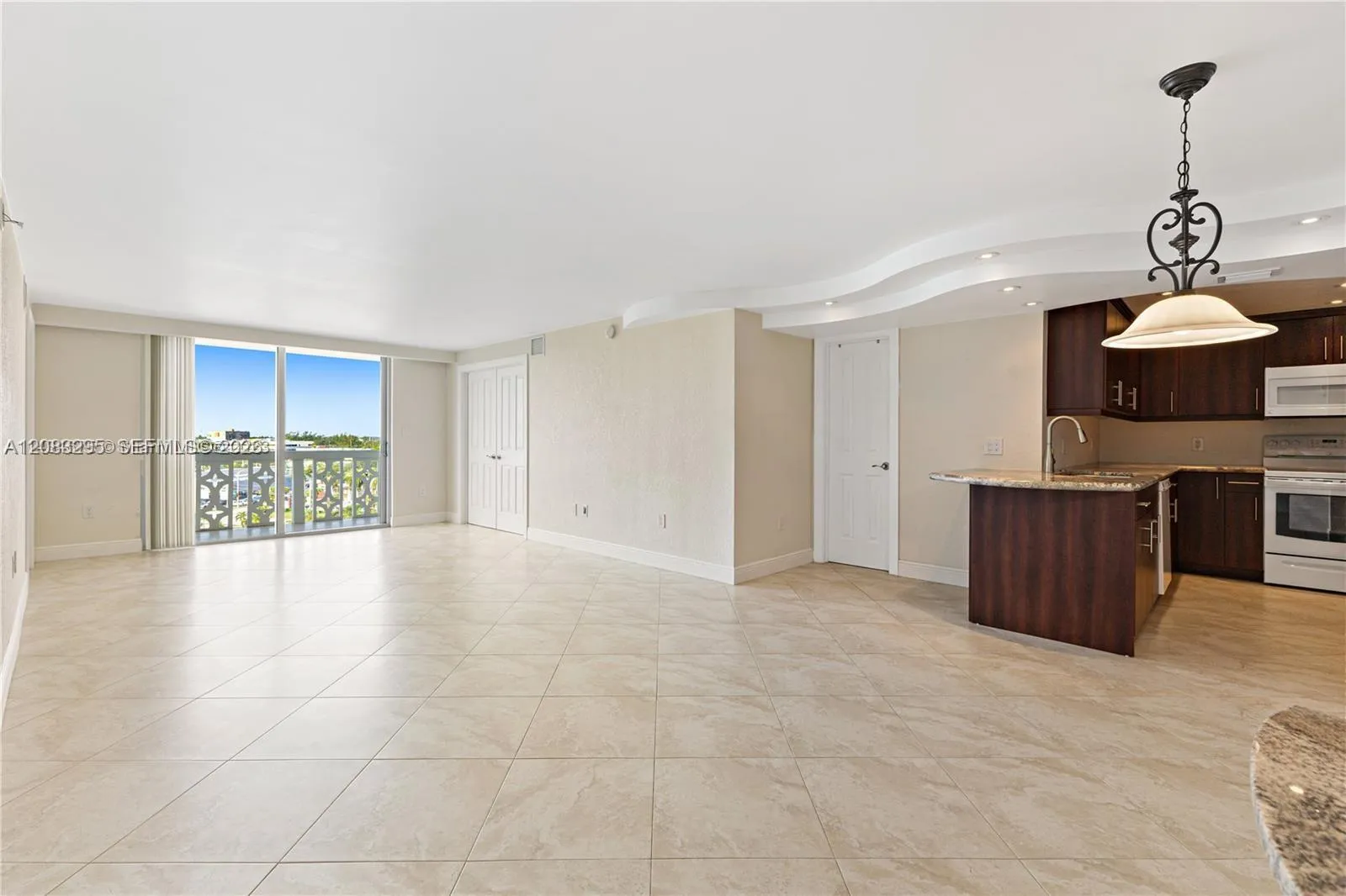 Foto de propiedad en 13155 Ixora Court 905, North Miami, FL 33181 North Miami con MLS# 
