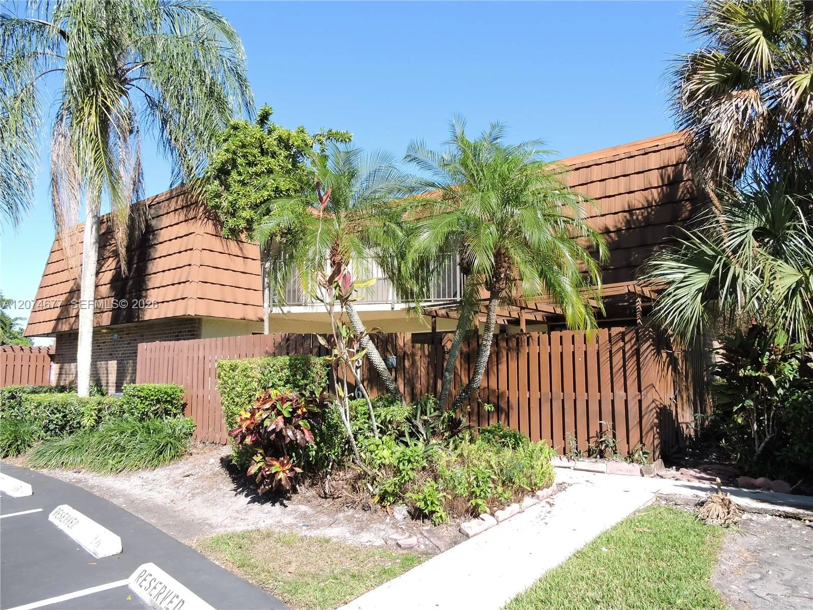 Foto de propiedad en 1316 SW 118th Terrace 1316, Davie, FL 33325 Davie con MLS# 
