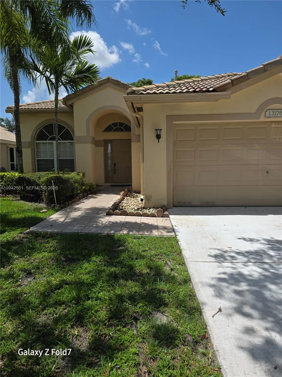 Foto de propiedad en 13176 NW 18th Street 13176, Pembroke Pines, FL 33028 Pembroke Pines con MLS# 