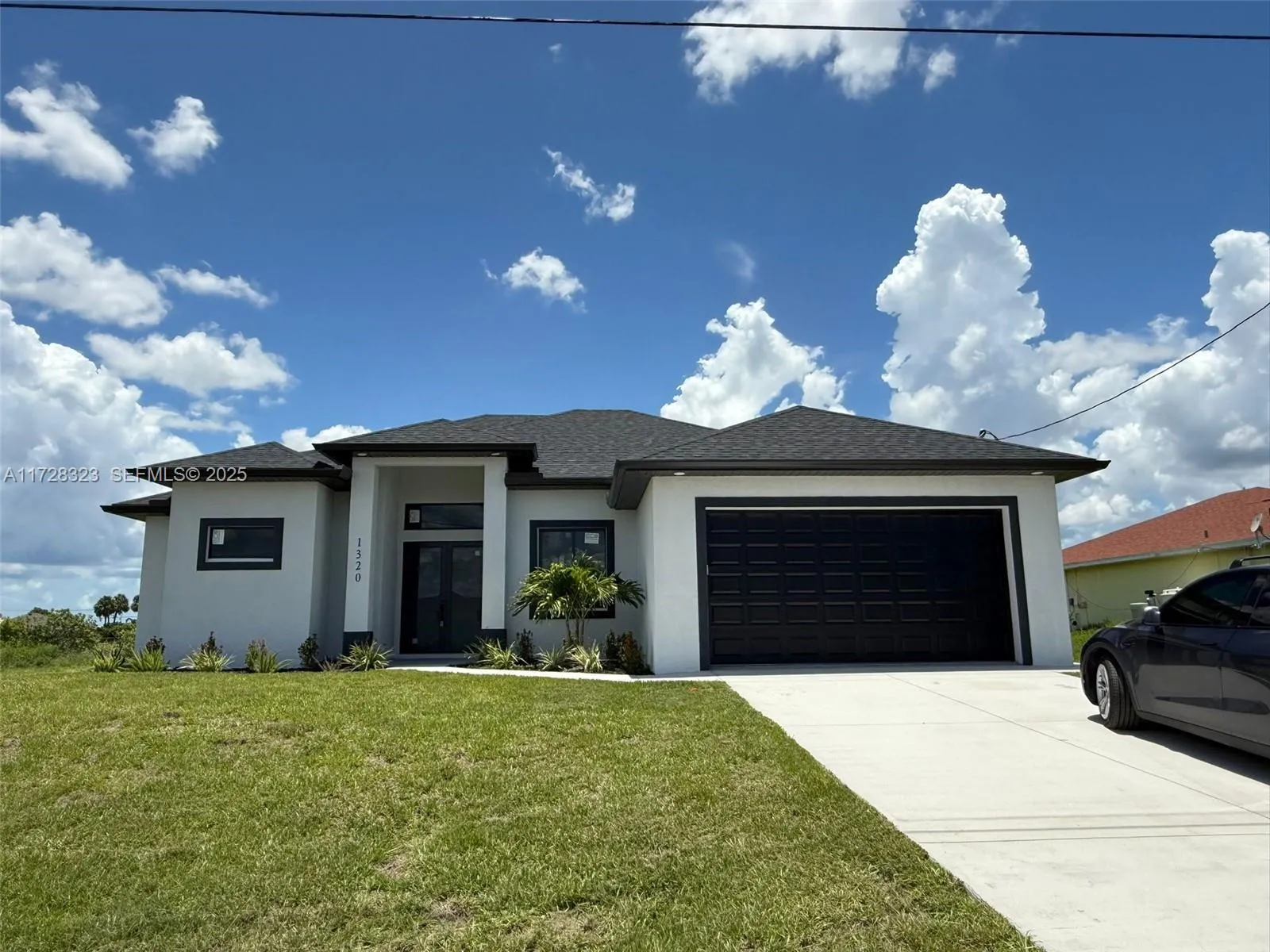 Foto de propiedad en 1320 NE 14th Avenue, Cape Coral, FL 33909 Cape Coral con MLS# 