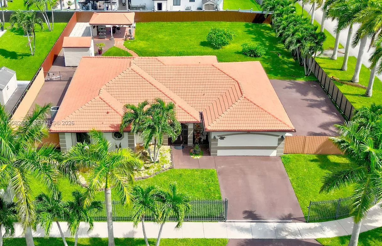 Foto de propiedad en 13203 SW 205th Lane 0, Miami, FL 33177 Miami con MLS# 