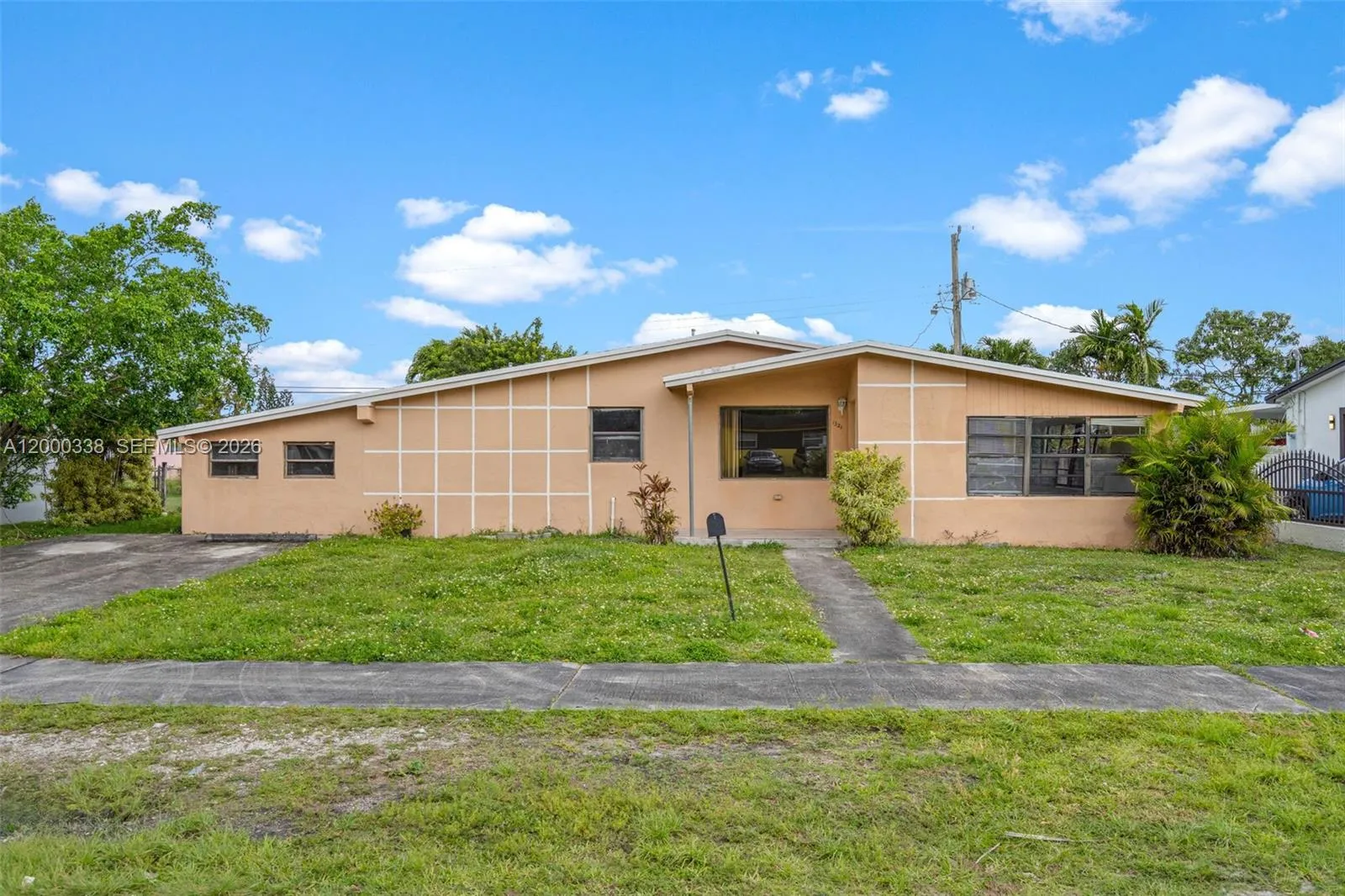 Foto de propiedad en 1321 NW 176th Terrace, Miami Gardens, FL 33169 Miami Gardens con MLS# 