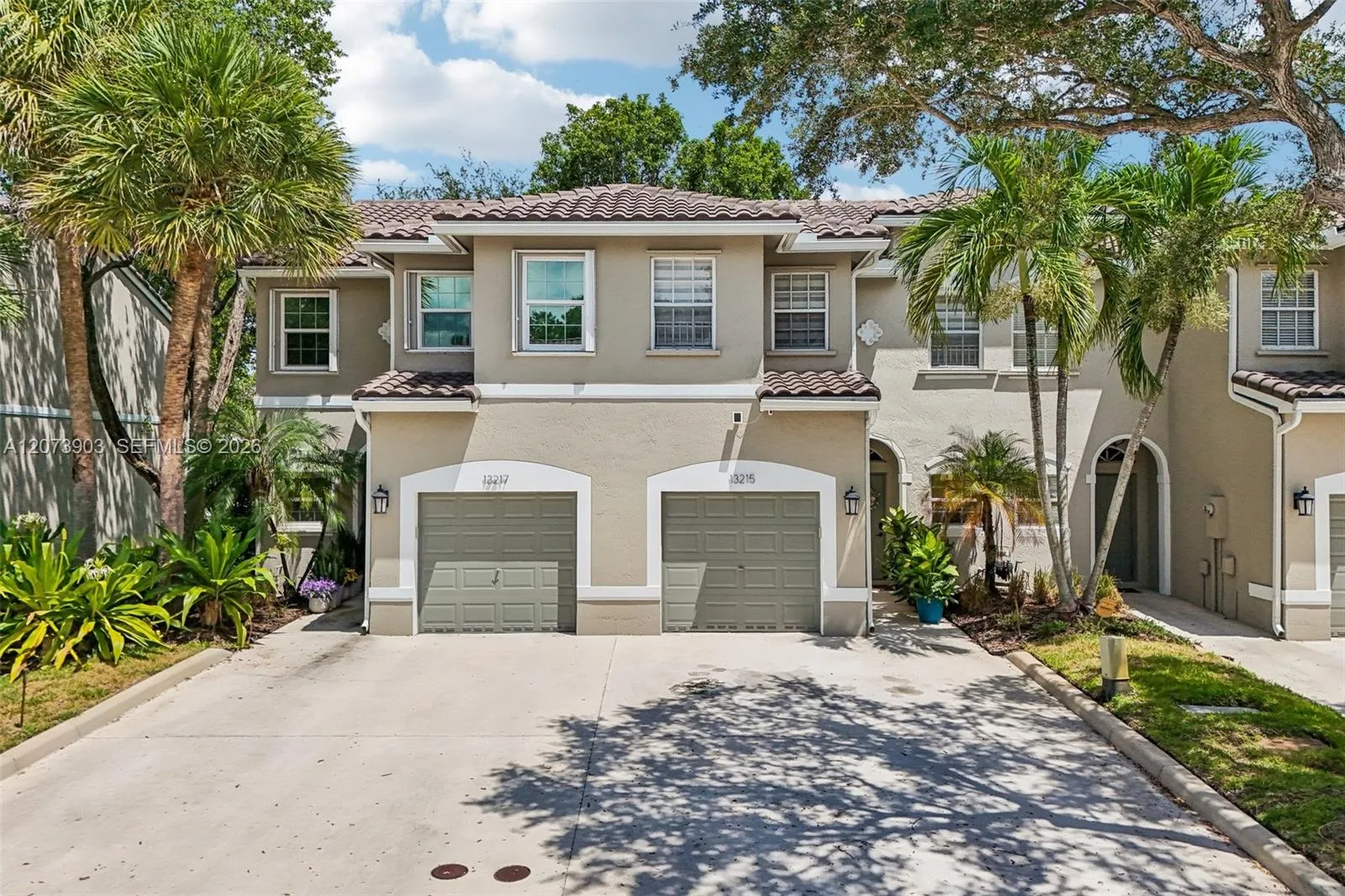 Foto de propiedad en 13215 NW 7th Drive, Plantation, FL 33325 Plantation con MLS# 