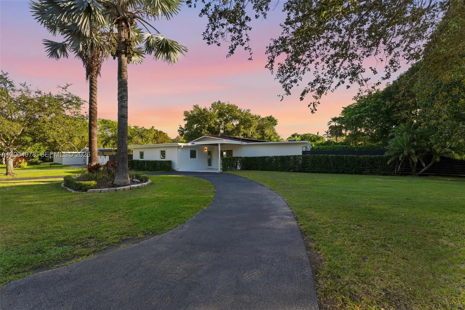 Foto de propiedad en 13225 SW 83rd Court, Pinecrest, FL 33156 Pinecrest con MLS# 