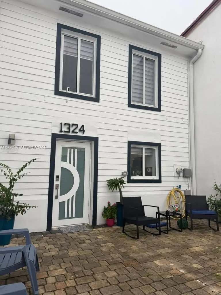 Foto de propiedad en 1324 W 71st Street, Hialeah, FL 33014 Hialeah con MLS# 