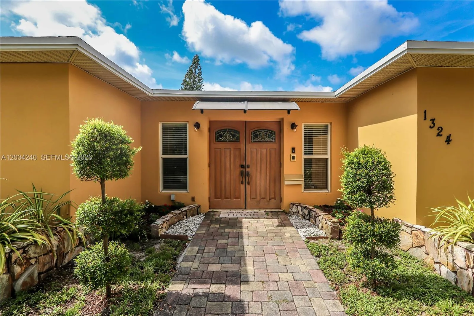 Foto de propiedad en 1324 Washington Street, Hollywood, FL 33019 Hollywood con MLS# 