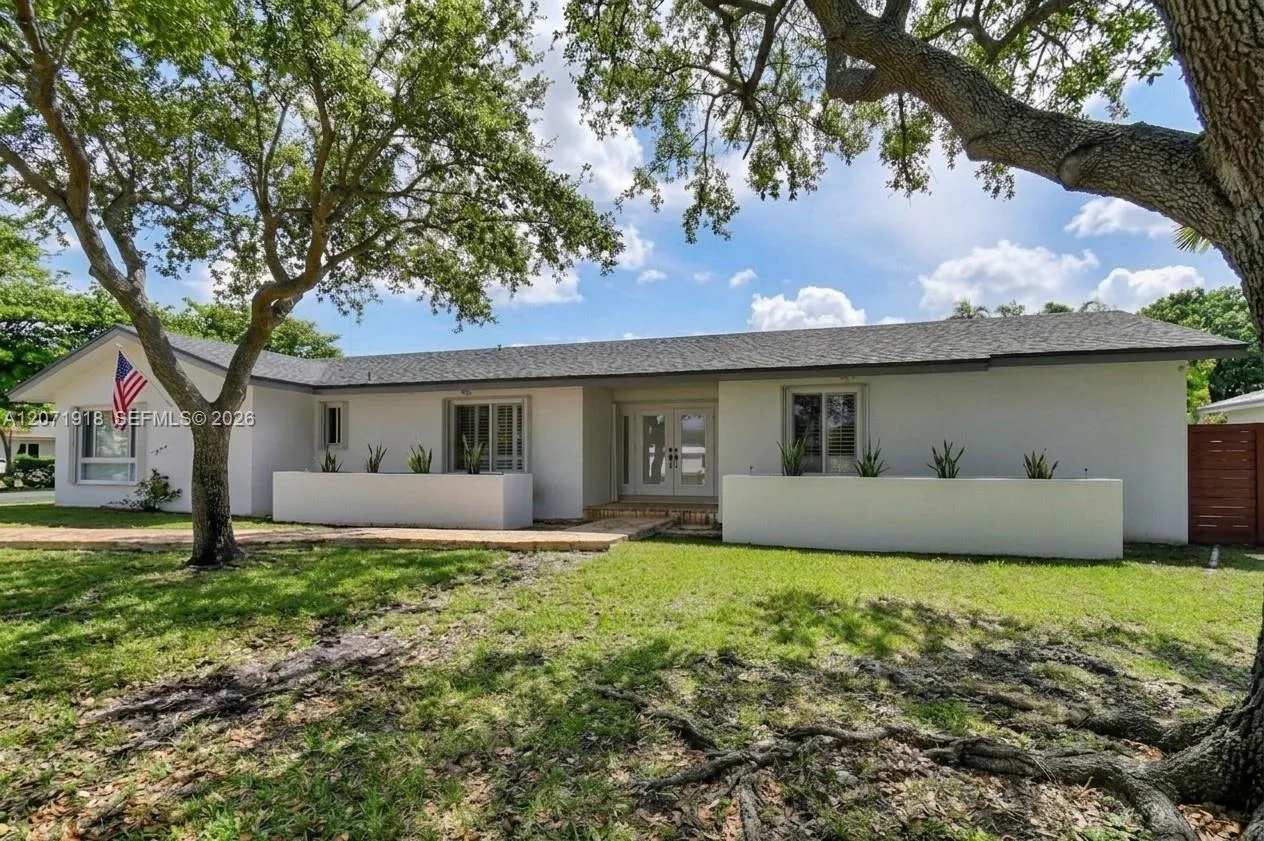 Foto de propiedad en 13241 SW 104th Avenue, Miami, FL 33176 Miami con MLS# 