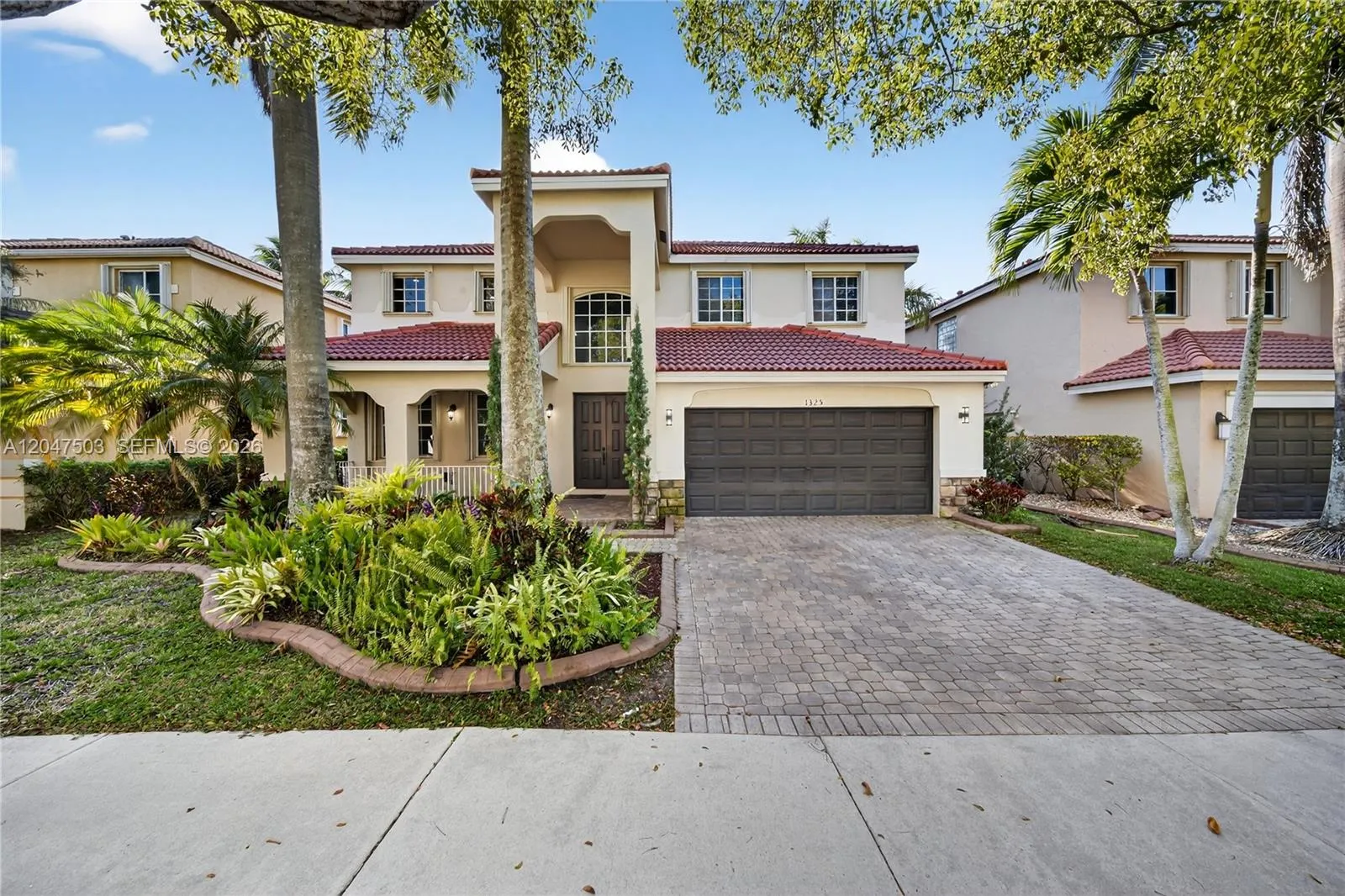 Foto de propiedad en 1325 Chenille Circle, Weston, FL 33327 Weston con MLS# 