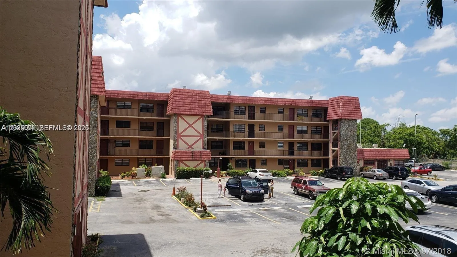 Foto de propiedad en 1325 W 68th Street 214, Hialeah, FL 33014 Hialeah con MLS# 
