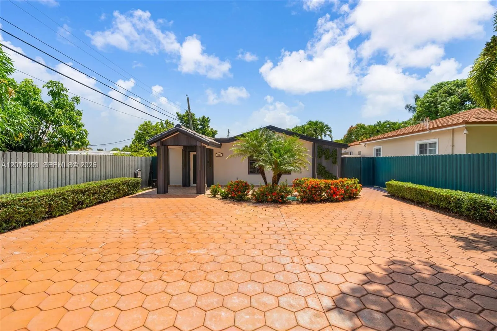 Foto de propiedad en 1327 SW 72nd Avenue, Miami, FL 33144 Miami con MLS# 
