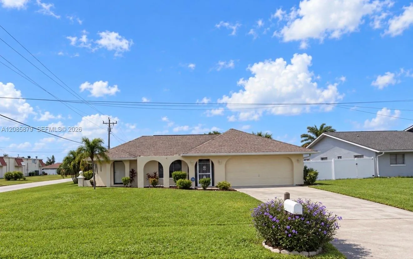 Foto de propiedad en 1328 SE 15th Place, Cape Coral, FL 33990 Cape Coral con MLS# 