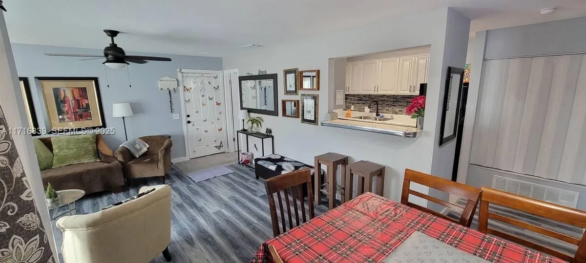 Foto de propiedad en 13285 Arbor Pointe Circle, Tampa, FL 33617 Tampa con MLS# 