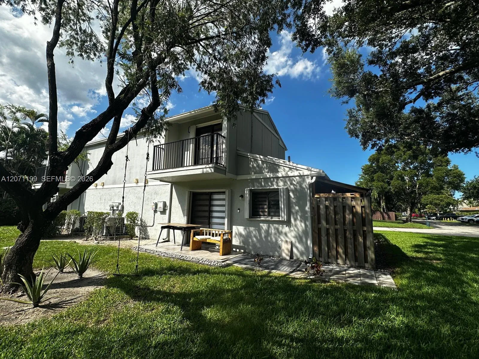 Foto de propiedad en 13290 NW 7th Street, Plantation, FL 33325 Plantation con MLS# 