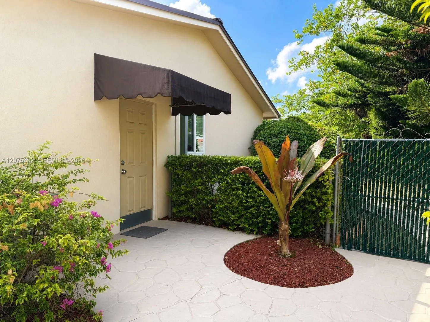 Foto de propiedad en 13295 SW 72nd Terrace A, Miami, FL 33183 Miami con MLS# 