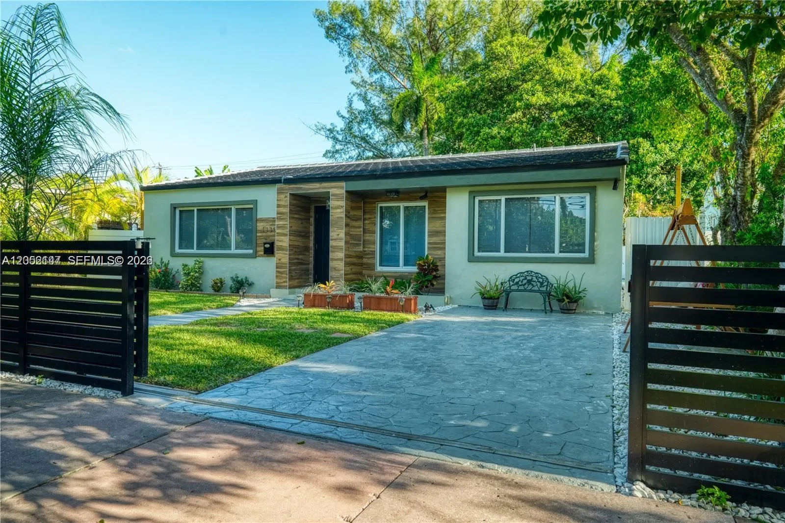 Foto de propiedad en 1330 Marseille Drive N/A, Miami Beach, FL 33141 Miami Beach con MLS# 