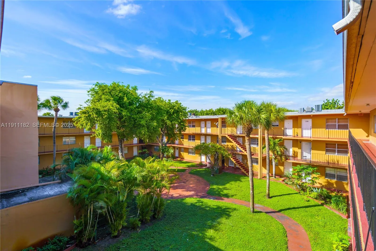 Foto de propiedad en 1330 W 54th Street 302C, Hialeah, FL 33012 Hialeah con MLS# 